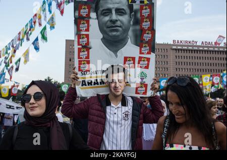 Le Parti démocratique populaire (HDP) a organisé une manifestation publique à Istanbul (Turquie) le 17 juin 2018 pour les prochaines élections générales. Des milliers de partisans de différentes parties de la ville se sont rassemblés dans la région. Les députés du parti ont fait des discours. Le discours du candidat présidentiel emprisonné du parti, Selahattin Demirtas, a été projeté en direct. Les pancartes et les slogans disaient « nous sommes des Demirtas » pour soutenir le candidat. (Photo par Erhan Demirtas/NurPhoto) Banque D'Images