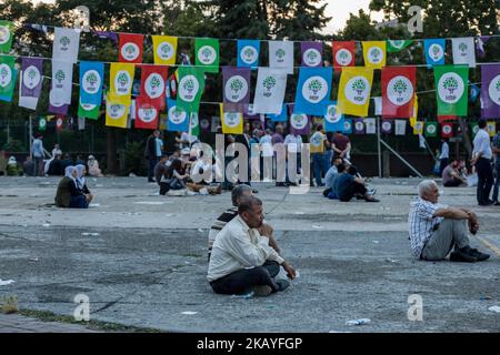 Le Parti démocratique populaire (HDP) a organisé une manifestation publique à Istanbul (Turquie) le 17 juin 2018 pour les prochaines élections générales. Des milliers de partisans de différentes parties de la ville se sont rassemblés dans la région. Les députés du parti ont fait des discours. Le discours du candidat présidentiel emprisonné du parti, Selahattin Demirtas, a été projeté en direct. Les gens ont dû attendre longtemps le discours du candidat qu'ils appuient. (Photo par Erhan Demirtas/NurPhoto) Banque D'Images