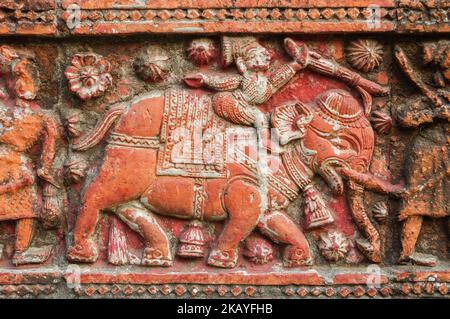 Vue rapprochée de la scène en terre cuite sculptée de l'éléphant de guerre sur le magnifique temple Govinda ancien dans le complexe religieux de Puthia, district de Rajshahi, Bangladesh Banque D'Images