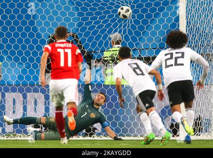 Igor Akinfeev de l'équipe nationale russe de football rivalise pour le ballon lors du match de la coupe du monde de la FIFA 2018, première étape - Groupe A entre la Russie et l'Egypte au stade de Saint-Pétersbourg sur 19 juin 2018 à Saint-Pétersbourg, Russie. (Photo par Igor Russak/NurPhoto) Banque D'Images