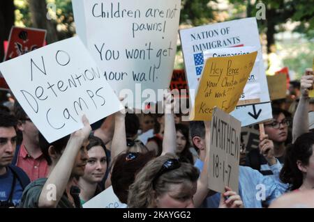 Des milliers de Philadelphiens se sont rassemblés sur la place Rittenhouse pour protester contre un collecteur de fonds GOP où Mike Pence s'est exprimé sur la politique d'immigration des administrations Trump qui sépare les enfants des familles qui cherchent le statut de réfugié à la frontière entre les États-Unis et le Mexique à Philadelphie sur 19 juin 2018. (Photo par Cory Clark/NurPhoto) Banque D'Images
