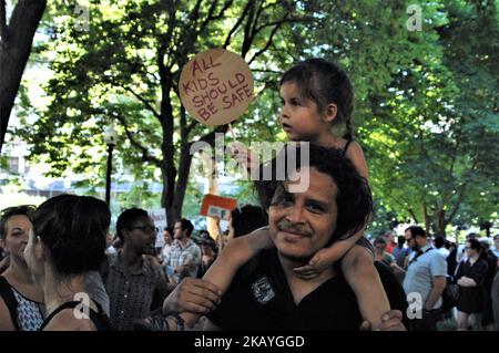 Des milliers de Philadelphiens se sont rassemblés sur la place Rittenhouse pour protester contre un collecteur de fonds GOP où Mike Pence s'est exprimé sur la politique d'immigration des administrations Trump qui sépare les enfants des familles qui cherchent le statut de réfugié à la frontière entre les États-Unis et le Mexique à Philadelphie sur 19 juin 2018. (Photo par Cory Clark/NurPhoto) Banque D'Images