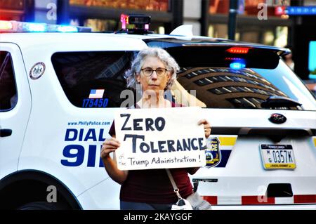 Des milliers de Philadelphiens se sont rassemblés sur la place Rittenhouse pour protester contre un collecteur de fonds GOP où Mike Pence s'est exprimé sur la politique d'immigration des administrations Trump qui sépare les enfants des familles qui cherchent le statut de réfugié à la frontière entre les États-Unis et le Mexique à Philadelphie sur 19 juin 2018. (Photo par Cory Clark/NurPhoto) Banque D'Images