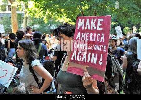 Des milliers de Philadelphiens se sont rassemblés sur la place Rittenhouse pour protester contre un collecteur de fonds GOP où Mike Pence s'est exprimé sur la politique d'immigration des administrations Trump qui sépare les enfants des familles qui cherchent le statut de réfugié à la frontière entre les États-Unis et le Mexique à Philadelphie sur 19 juin 2018. (Photo par Cory Clark/NurPhoto) Banque D'Images
