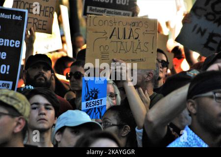 Des milliers de Philadelphiens se sont rassemblés sur la place Rittenhouse pour protester contre un collecteur de fonds GOP où Mike Pence s'est exprimé sur la politique d'immigration des administrations Trump qui sépare les enfants des familles qui cherchent le statut de réfugié à la frontière entre les États-Unis et le Mexique à Philadelphie sur 19 juin 2018. (Photo par Cory Clark/NurPhoto) Banque D'Images