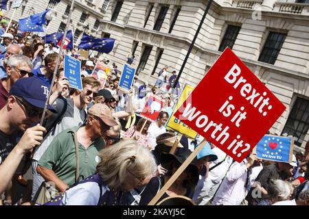 Les manifestants pro-européens dans leurs dizaines de milliers inondent Whitehall pendant le « passage du peuple » à Londres, en Angleterre, sur 23 juin 2018. La marche a été organisée par des militants pour appeler à ce que les termes de l'accord final du Royaume-Uni sur le Brexit soient soumis au peuple britannique sous la forme d'un vote public. Exactement deux ans se sont écoulés depuis le référendum britannique profondément clivant sur l'adhésion à l'UE, le pays devant quitter l'Union en mars 2019. (Photo de David Cliff/NurPhoto) Banque D'Images