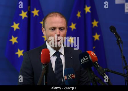 Joseph Muscat, Premier ministre de Malte depuis 2013, et leader du Parti Laburista depuis juin 2008, parlant à la presse après un sommet informel à la Commission européenne à Bruxelles, Belgique, sur 24 juin 2018. Les dirigeants de la France et de l'Allemagne ont déclaré qu'ils étaient prêts à faire un pas de côté pour les membres anti-migrants de l'UE et à conclure des accords avec des pays individuels sur la façon de répondre à un afflux de migrants qui a causé de profondes divisions dans le bloc. Les pourparlers entre 16 des 28 dirigeants de l'Union européenne ont commencé après que le nouveau gouvernement populiste italien ait renversé un autre navire rempli de migrants. (Photo de Wassilios Aswestopo Banque D'Images