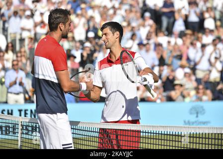 Le Marin Cilic (L) de Croatie embrasse le Novak Djokovic de Serbie après avoir remporté la finale masculine des singles au tournoi de tennis ATP Queen's Club Championships à l'ouest de Londres sur 24 juin 2018. - Cilic remporte la finale 5-7, 7-6, 6-3 (photo d'Alberto Pezzali/NurPhoto) Banque D'Images