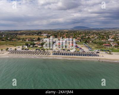 Images de drone de la longue plage de sable de Sozopoli à Chalkidiki, une destination à 35 min de l'aéroport de Thessalonique, Grèce sur 24 juin 2018. (Photo de Nicolas Economou/NurPhoto) Banque D'Images