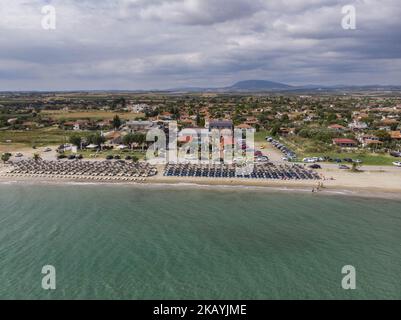 Images de drone de la longue plage de sable de Sozopoli à Chalkidiki, une destination à 35 min de l'aéroport de Thessalonique, Grèce sur 24 juin 2018. (Photo de Nicolas Economou/NurPhoto) Banque D'Images