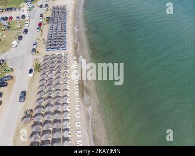 Images de drone de la longue plage de sable de Sozopoli à Chalkidiki, une destination à 35 min de l'aéroport de Thessalonique, Grèce sur 24 juin 2018. (Photo de Nicolas Economou/NurPhoto) Banque D'Images