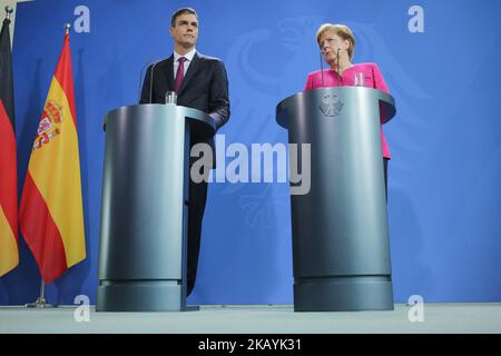 La chancelière allemande Angela Merkel et le Premier ministre espagnol récemment élu, Pedro Sanchez, parlent aux médias après leur réunion commune à la Chancellerie sur 26 juin 2018 à Berlin, en Allemagne. (Photo de Christian Marquardt/NurPhoto) Banque D'Images