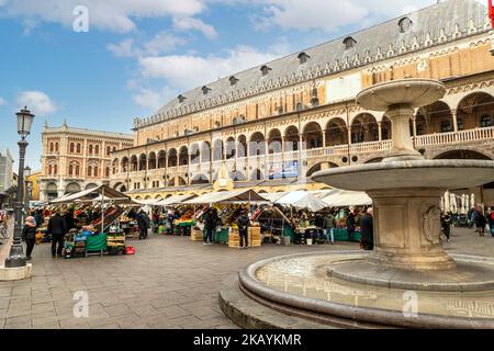 Padova, Italie - 03-05-2022: Piazza delle Erbe avec le marché historique de Padoue et le splendide Palazzo della Regione en arrière-plan Banque D'Images