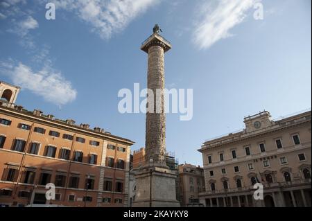 Colonne de Marcus Aurelius, construite entre 176 et 192 pour célébrer les victoires de l'empereur romain Marcus Aurelius, la colonne de 29 617 mètres de haut (égale à 100 pieds romains, 42 mètres si l'on considère la base), Est toujours dans son emplacement d'origine et donne son nom à la place dans laquelle il se trouve, Piazza Colonna à Rome, Italie, sur 26 mai 2018.(photo d'Omar Bai/NurPhoto) Banque D'Images