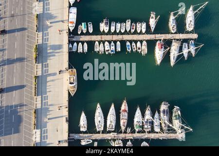 Images aériennes de la ville balnéaire de Réthymnon sur l'île de Creta en Grèce. Rethymno est une petite ville de plage historique située sur la côte nord de la Crète, au bord de la mer Égée. La ville a une population touchant 40,000 personnes. C'est une destination touristique offrant une ville vénitienne historique, des sites archéologiques, des plages de sable sans fin, de belles tavernes traditionnelles et une grande variété d'hôtels. (Photo de Nicolas Economou/NurPhoto) Banque D'Images