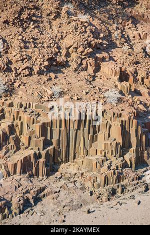 Tuyaux d'organes formation de roche de basalte dans l'aride Damaraland Namibie Banque D'Images