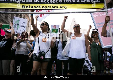 Des milliers de manifestants tiennent des pancartes et défilent pour protester contre le président américain Donald J. Trump et sa politique d'immigration concernant les musulmans et les immigrants d'Amérique latine à New York, aux États-Unis, le 30 juin 2018. (Photo de Karla Ann Cote/NurPhoto) Banque D'Images