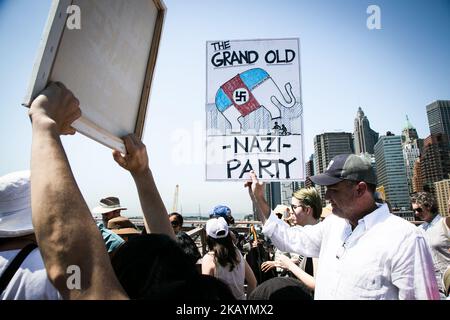 Des milliers de manifestants tiennent des pancartes et défilent pour protester contre le président américain Donald J. Trump et sa politique d'immigration concernant les musulmans et les immigrants d'Amérique latine à New York, aux États-Unis, le 30 juin 2018. (Photo de Karla Ann Cote/NurPhoto) Banque D'Images