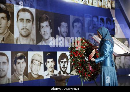 Maryam Rajavi, chef de l'opposition iranienne, rend hommage aux victimes tuées par le régime en Iran . Rassemblement annuel de libre Iran-alternative 100 ASHRAF à l'exposition Villepinte au nord de Paris, France, 30 juin 2018. Samedi, 30 juin 2018, le grand rassemblement des résistances iraniennes a eu lieu à Paris, France. Des délégations de divers pays, y compris des personnalités politiques, des parlementaires, des maires, des représentants élus et des experts internationaux sur l'Iran, ont assisté à l'événement. Les orateurs ont déclaré qu'ils étaient favorables au soulèvement des peuples iraniens et à l'alternative démocratique, le National Banque D'Images