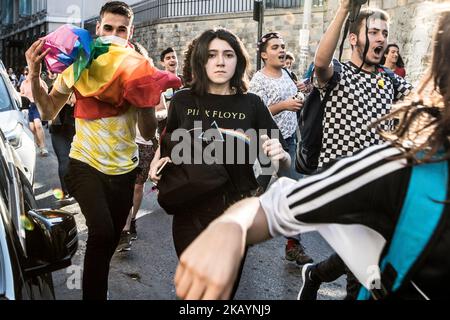 Les militants LGBT qui se tiennent à la police participent à la fierté de 1 juillet 2018 à Istanbul, en Turquie. (Photo par Emrah Oprukcu/NurPhoto) Banque D'Images