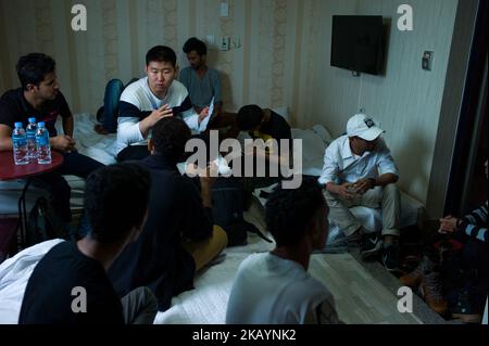 Adam Jihun Choi (deuxième à gauche), Secretry de la Fédération musulmane coréenne à Busan Umma, écoute les ennuis des réfugiés yéménites dans leur chambre d'hôtel à l'île de Jeju, en Corée du Sud, sur 28 juin 2018. Les réfugiés yéménites séjournent dans une chambre de cinq personnes pour économiser un hébergement quotidien. Le coût de l'hébergement par jour est de 30 USD. (Photo de Chris Jung/NurPhoto) Banque D'Images