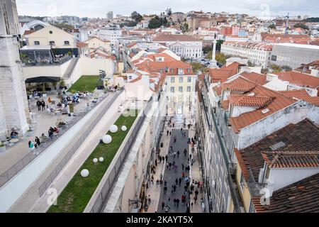 VUE SUR LA VILLE, ASCENSEUR DE SANTA JUSTA, CENTRE DE LISBONNE : profiter de la vue depuis l'ascenseur de Santa Justa, Lisbonne, Portugal, mars 2022. Crédit photo : Rob Watkins Banque D'Images