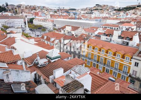 VUE SUR LA VILLE, ASCENSEUR DE SANTA JUSTA, CENTRE DE LISBONNE : profiter de la vue depuis l'ascenseur de Santa Justa, Lisbonne, Portugal, mars 2022. Crédit photo : Rob Watkins Banque D'Images