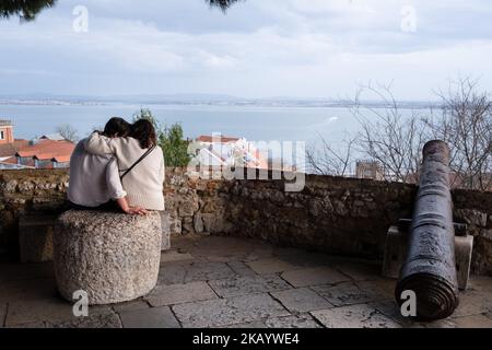 ROMANCE, JEUNE COUPLE, LISBONNE : un couple romantique profitant de la vue depuis Castelo de S. Jorge (Château) à Lisbonne, Portugal. Crédit photo : Rob Watkins Banque D'Images