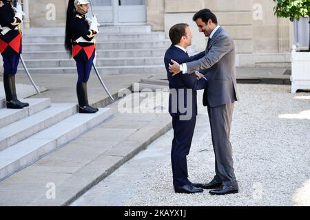 Le Président français Emmanuel Macron (L) accueille l'émir du Qatar, cheikh Tamim bin Hamad Al Thani (R), au Palais de l'Elysée à Paris, en France, sur 06 juillet 2018. (Photo de Julien Mattia/NurPhoto) Banque D'Images