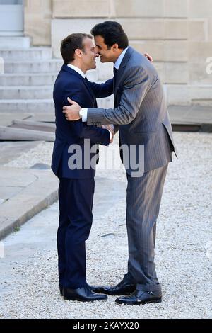 Le Président français Emmanuel Macron (L) accueille l'émir du Qatar, cheikh Tamim bin Hamad Al Thani (R), au Palais de l'Elysée à Paris, en France, sur 06 juillet 2018. (Photo de Julien Mattia/NurPhoto) Banque D'Images