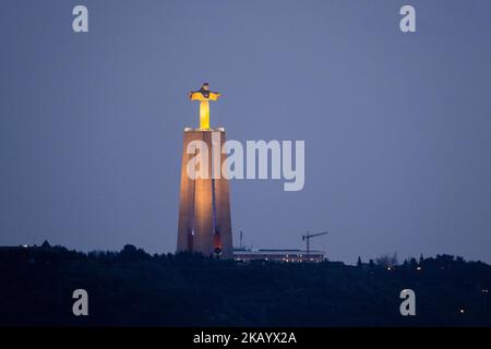 JÉSUS CHRIST, STATUE, LISBONNE : paysage nocturne de Santuário de Cristo Rei vu du château de Lisbonne, Portugal, mars 2022. Crédit photo : Rob Watkins Banque D'Images