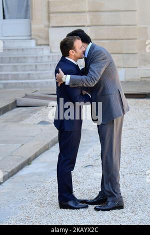 Le Président français Emmanuel Macron (L) accueille l'émir du Qatar, cheikh Tamim bin Hamad Al Thani (R), au Palais de l'Elysée à Paris, en France, sur 06 juillet 2018. (Photo de Julien Mattia/NurPhoto) Banque D'Images