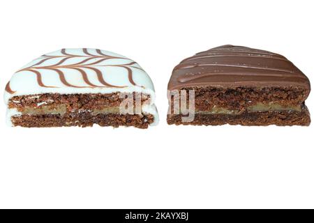 Deux moitiés de gâteaux au miel brésilien. Traditionnel et recouvert de chocolat blanc, rempli de dulce de leche fond blanc. Banque D'Images