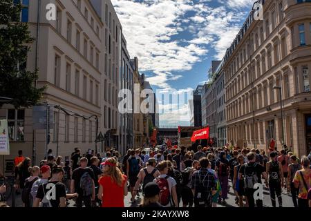 Une manifestation du groupe 'Seebruecke' à Berlin, en Allemagne, le 7 juillet 2018. Les initiatives concernant les réfugiés ont appelé samedi à des manifestations nationales pour le sauvetage en mer en Méditerranée. L'initiative "Pier" voulait mettre un signe "contre l'obstruction et la criminalisation des organisations civiles de secours". Selon la police, plusieurs milliers de personnes ont manifesté pacifiquement à Berlin. Les organisateurs comptaient plus de 12 000 personnes à Berlin et des centaines de participants dans d'autres villes allemandes comme Hanovre, Brême et Heidelberg. Sur leurs bannières, les participants ont exigé des « refuges sûrs » et un Banque D'Images