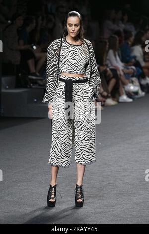 Un modèle présente une création de l'espagnol Jessica Conzen au défilé de mode de L'EGO Mercedes-Benz Fashion week Madrid (MBFWM) Printemps-été 2019, à IFEMAMadrid, Espagne, 07 juillet 2018. (Photo par Oscar Gonzalez/NurPhoto) Banque D'Images