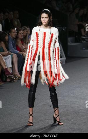 Un modèle présente une création de l'espagnol Jessica Conzen au défilé de mode de L'EGO Mercedes-Benz Fashion week Madrid (MBFWM) Printemps-été 2019, à IFEMAMadrid, Espagne, 07 juillet 2018. (Photo par Oscar Gonzalez/NurPhoto) Banque D'Images