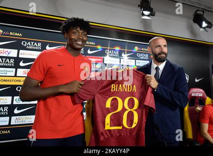Nouvelle signature William Bianda et le directeur sportif Ramon Rodriguez Verdejo Monchi posent pour les photographes avec COMME maillot Roma lors de la conférence de presse au CENTRE DE formation AS Roma sur 07 juillet 2018 à Rome, Italie. (Photo par Silvia Lore/NurPhoto) Banque D'Images