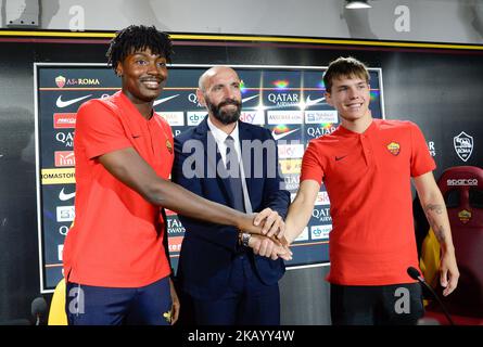 Nouvelle signature William Bianda, Directeur sportif Ramon Rodriguez Verdejo Monchi et Ante Coric posent pour les photographes lors de la conférence de presse au Centre DE formation AS Roma sur 07 juillet 2018 à Rome, Italie. (Photo par Silvia Lore/NurPhoto) Banque D'Images