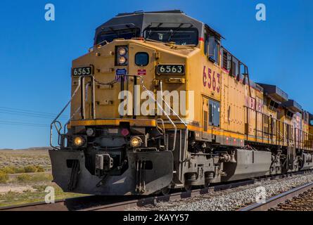 Train passant par Cisco, Utah. Banque D'Images