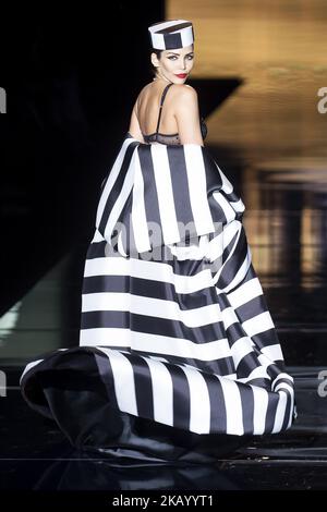 Le modèle Rosanna Zanetti marche sur la piste de la passerelle 'Andres Sarda' pendant la Mercedes-Benz Madrid Fashion week printemps/été à Madrid, Espagne. 09 juillet 2018. (Photo de Peter Sabok/NurPhoto) Banque D'Images