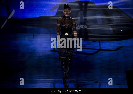 Le modèle Rosanna Zanetti marche sur la piste de la passerelle 'Andres Sarda' pendant la Mercedes-Benz Madrid Fashion week printemps/été à Madrid, Espagne. 09 juillet 2018. (Photo de Peter Sabok/NurPhoto) Banque D'Images