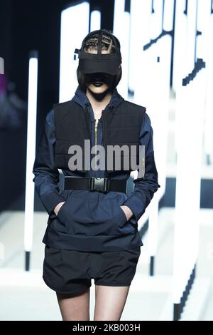 Un modèle présente une création de l'espagnol Juanjo Oliva au défilé de mode de la Mercedes-Benz Fashion week Madrid (MBFWM) Printemps-été 2019, à IFEMA Madrid, Espagne, 10 juillet 2018. (Photo par Oscar Gonzalez/NurPhoto) Banque D'Images