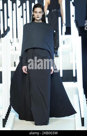 Un modèle présente une création de l'espagnol Juanjo Oliva au défilé de mode de la Mercedes-Benz Fashion week Madrid (MBFWM) Printemps-été 2019, à IFEMA Madrid, Espagne, 10 juillet 2018. (Photo par Oscar Gonzalez/NurPhoto) Banque D'Images