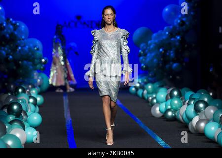 Un modèle marche sur la piste à la passerelle de la Condesa lors de la Mercedes-Benz Madrid Fashion week printemps/été à Madrid, Espagne. 11 juillet 2018. (Photo de Peter Sabok/NurPhoto) Banque D'Images