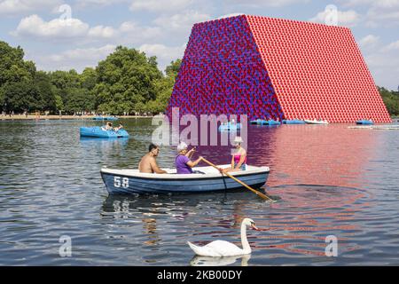 Une journée à Hyde Park avec l'installation artistique 'la mastaba', par l'artiste Christo, installé sur le lac Serpentine à Hyde Park sur 18 juin 2018 à Londres, Royaume-Uni. (Photo de Mauro Ujetto/NurPhoto) Banque D'Images