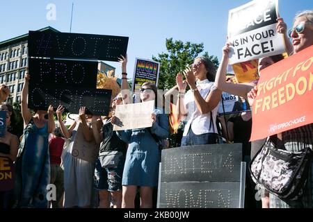 Des politiciens locaux, des activistes et d'autres personnes participent à une manifestation sur la place de l'Union pour dénoncer la nomination de Brett Kavanaugh par le président Donald Trump à la Cour suprême du 10 juillet 2018 à New York. (Photo de Karla Ann Cote/NurPhoto) Banque D'Images