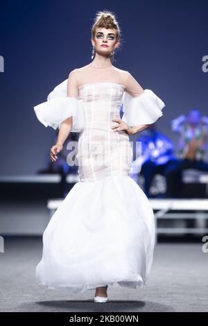 Un modèle marche sur la piste à la passerelle « Ana locking » lors de la Mercedes-Benz Madrid Fashion week printemps/été à Madrid, Espagne. 10 juillet 2018. (Photo de Peter Sabok/NurPhoto) Banque D'Images