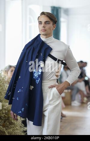 Un modèle marche sur la piste pendant le spectacle de Carlota Barrera à la Mercedes Benz Fashion week Madrid printemps/été 2019 sur 12 juillet 2018 à Madrid, Espagne. (Photo par Oscar Gonzalez/NurPhoto) Banque D'Images