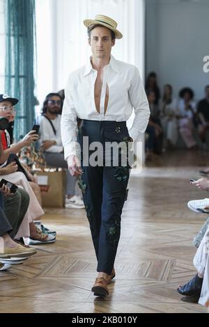 Un modèle marche sur la piste pendant le spectacle de Carlota Barrera à la Mercedes Benz Fashion week Madrid printemps/été 2019 sur 12 juillet 2018 à Madrid, Espagne. (Photo par Oscar Gonzalez/NurPhoto) Banque D'Images