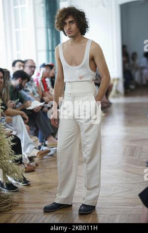 Un modèle marche sur la piste pendant le spectacle de Carlota Barrera à la Mercedes Benz Fashion week Madrid printemps/été 2019 sur 12 juillet 2018 à Madrid, Espagne. (Photo par Oscar Gonzalez/NurPhoto) Banque D'Images